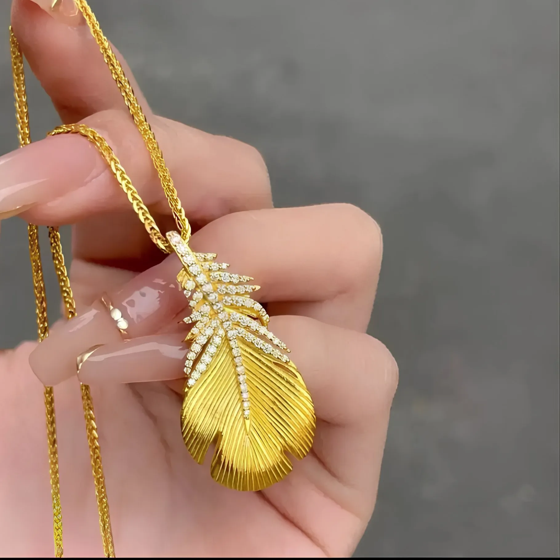Authentic Light luxury 24K real gold diamond-inlaid feather pendant necklace au9999 pure gold brushed high-end collarbone chain