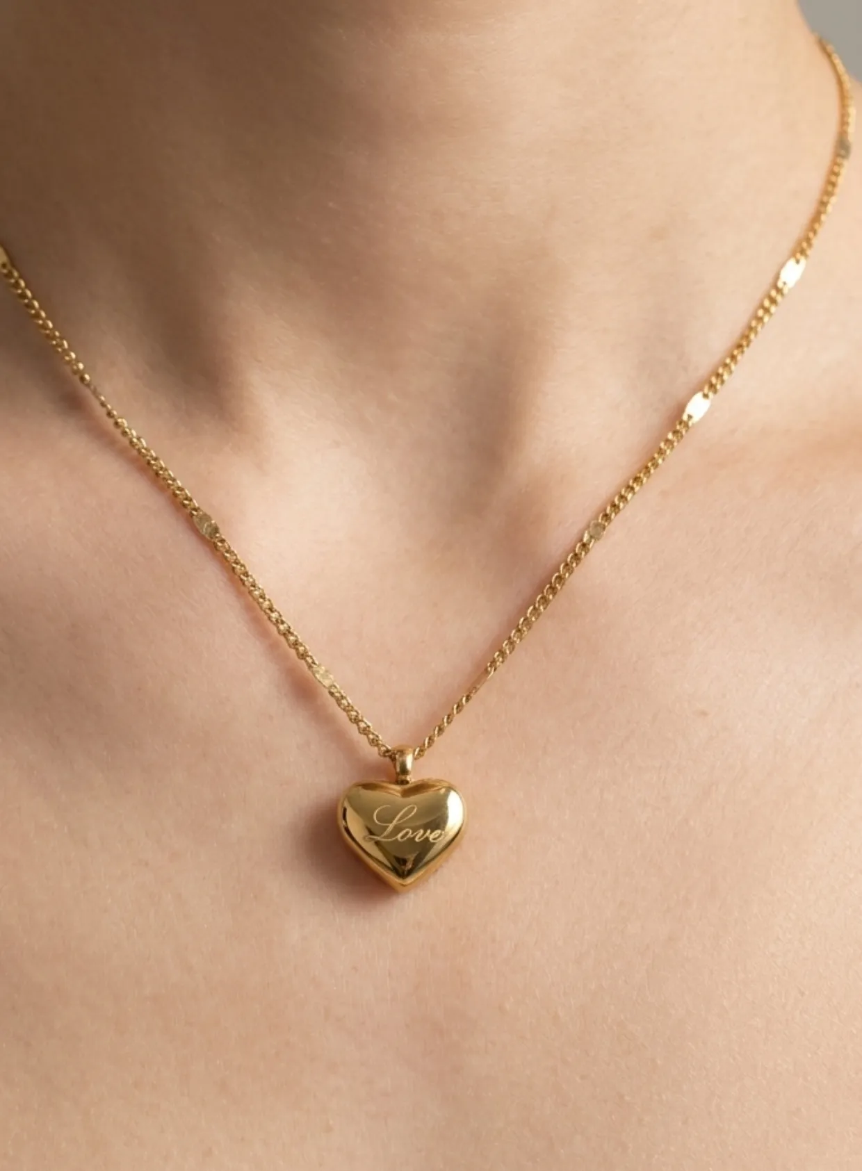 Authentic 1 Piece 18K Gold-Plated Three-Dimensional Heart-Shaped Necklace with Engraved Love, Light Luxury Style Clavicle Chain, Suitable for Women's Daily Wear, Dating, Banquets, Parties, Workplace, and -Giving in Various Occasions