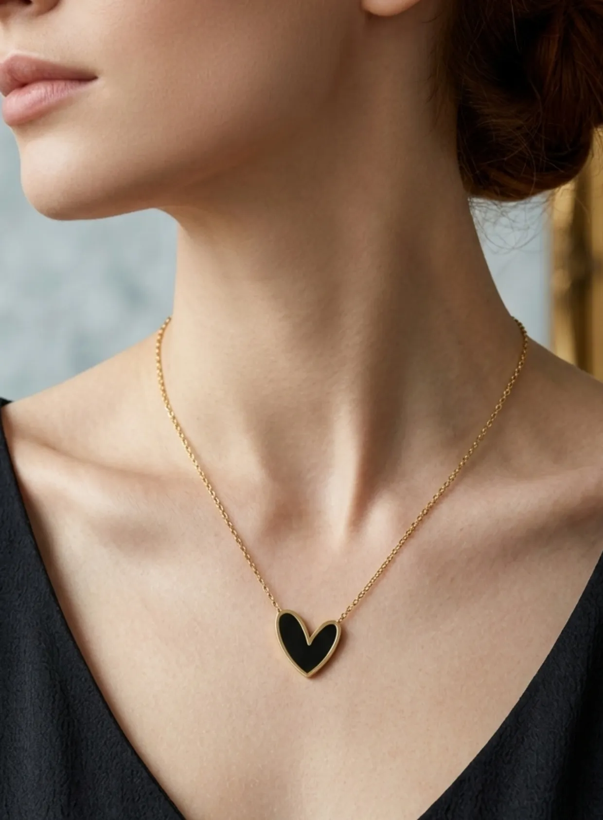 Authentic 1 Piece of Plated with 18K Gold, Artificial Black Mother-Of-Pearl Heart-Shaped Fine O-Chain Necklace, Light Luxury Sweet Cool Style Clavicle Chain, Suitable for Women to Wear for Commuting, Dating, or as a Accessory