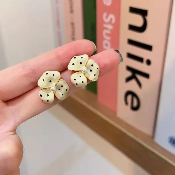 Authentic Sweet White Enamel Spot Flower Earrings Lady Elegant Pearl Petal Plant Earrings Charming Banquet Jewelry