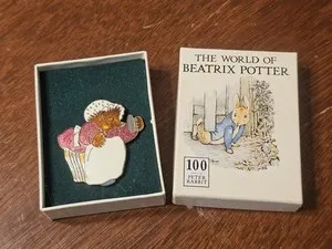 Authentic Beatrix Potter Peter Rabbit Mrs Tiggywinkle Pin Brooch 22 ct Gold Plated 1994
