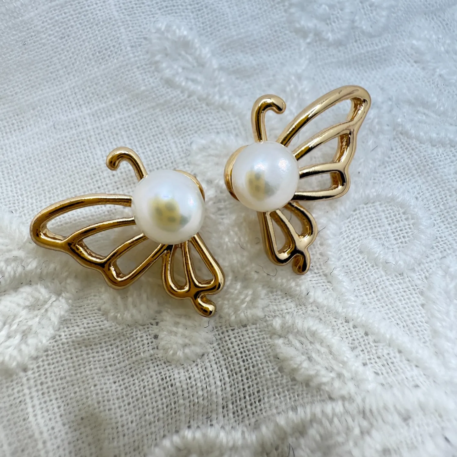 Authentic Luminous Metamorphosis Pearl and Gold Studs