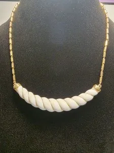 Authentic MONET 80s WHITE ACRYLIC SWIRLED RIBBED HORN STYLE GOLD-PLATED BAR LINKS NECKLACE