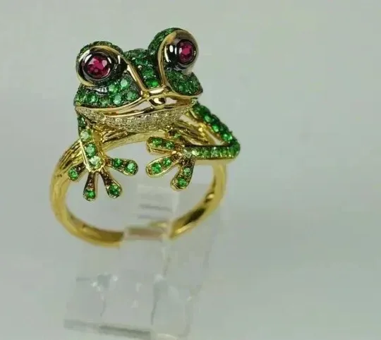 Authentic The Emerald Amphibian A 1.90Ct Round Cut Frog Talisman In 14K Yellow Gold Plated
