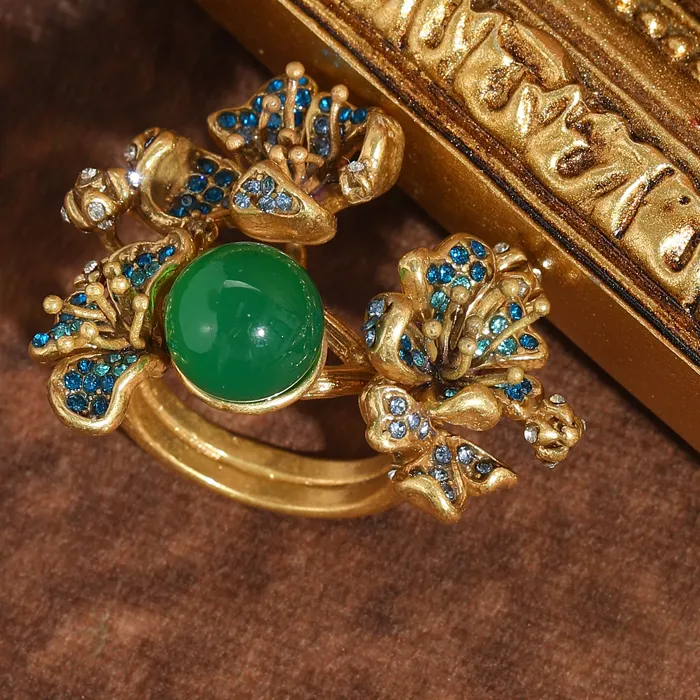 Authentic The Verdant Canopy Leaf Talisman In Radiant Gold