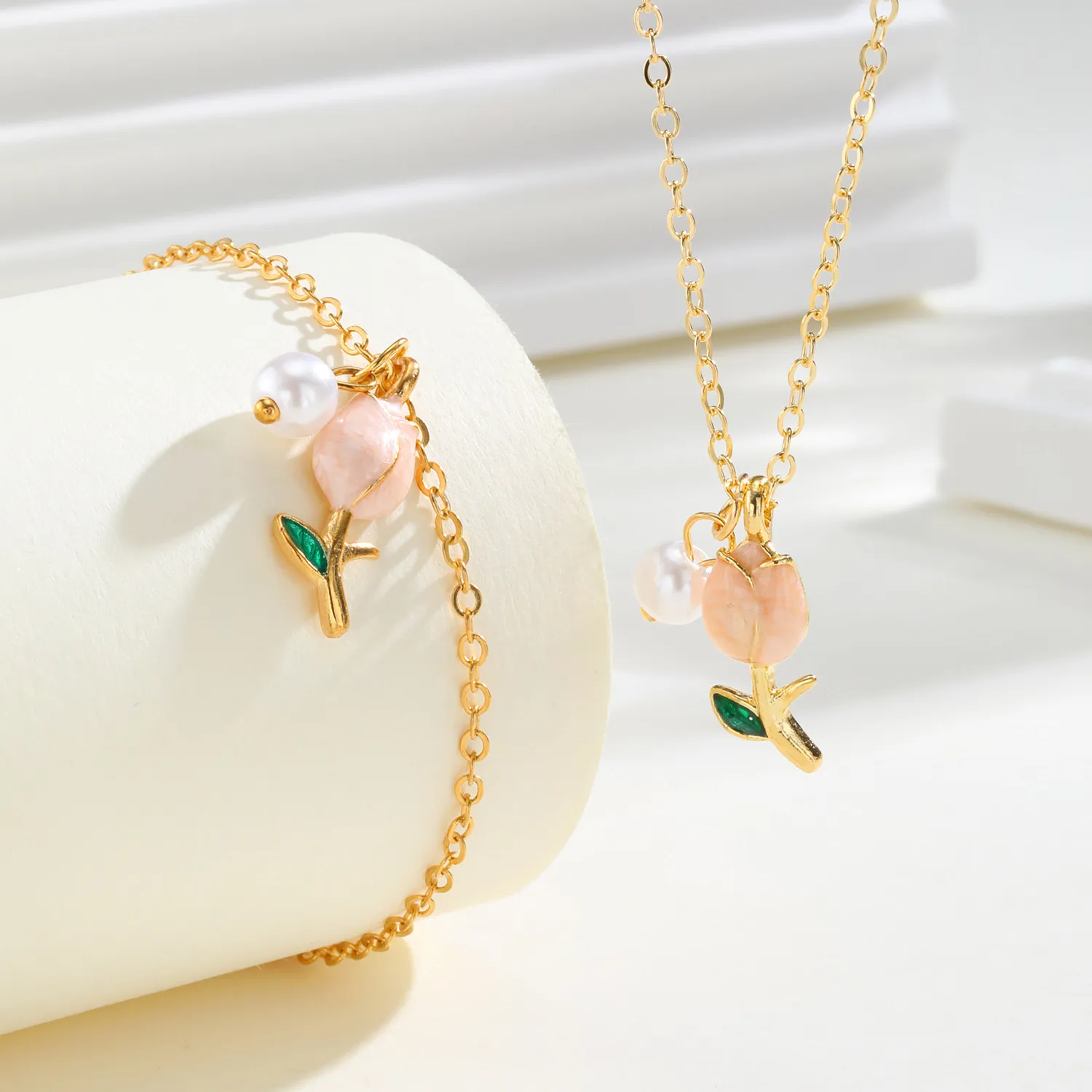 Authentic Chic Imitation Pearl Tulip Flower Bracelet for Women Elegant Gold Plated Flower Pendant Necklace Charm Metal Jewelry Gift