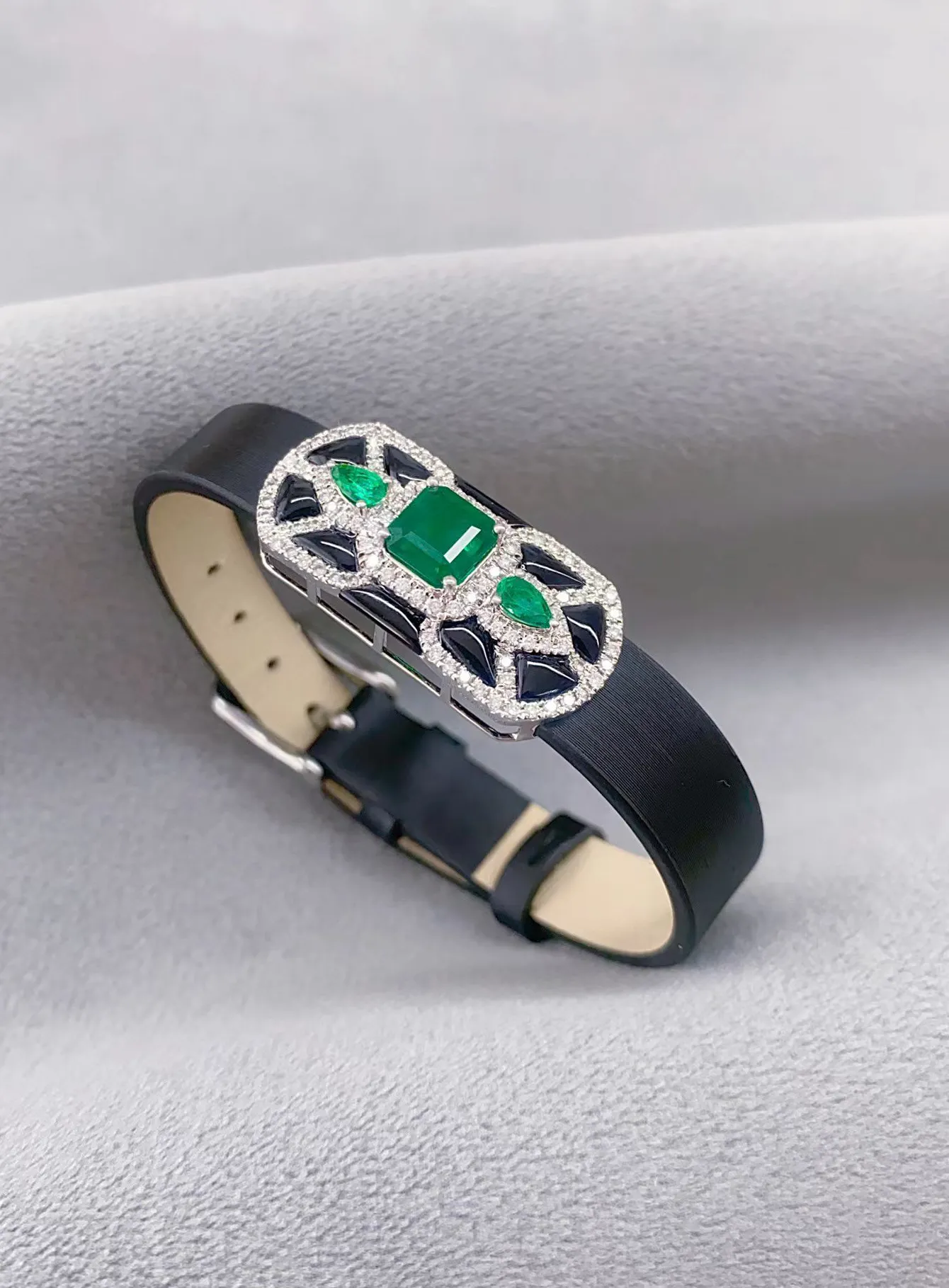 Authentic 18K Solid Gold, Laboratory-Grown Diamond, Jadeite Buckle Pendant/Brooch Multifunctional Piece, High-End Jewelry Customization an