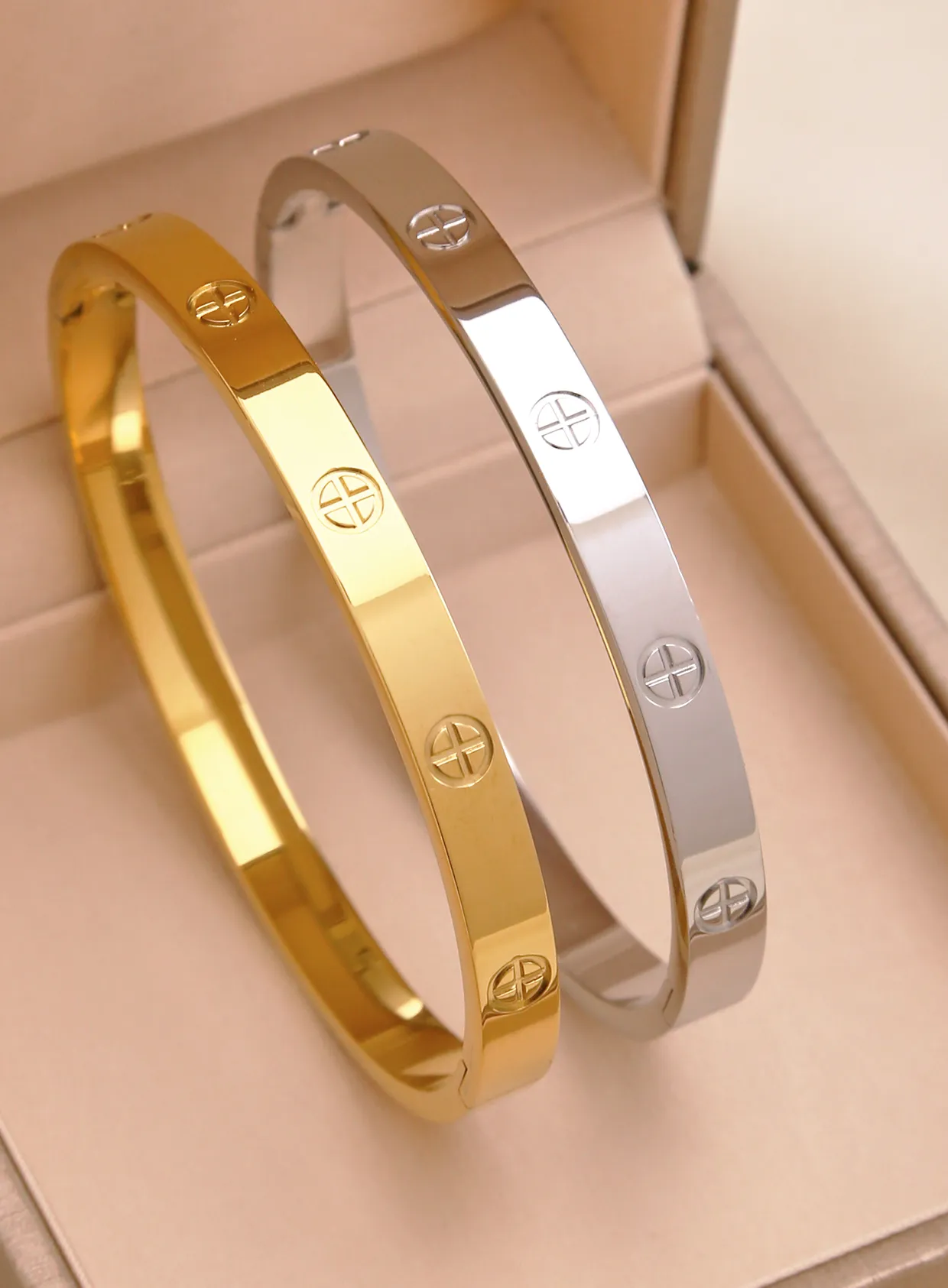 A 1- 18K Gold- Plated Ladies' Gold Bracelet, A Durable And Fashionable Jewelry Accessory Suitable For Daily