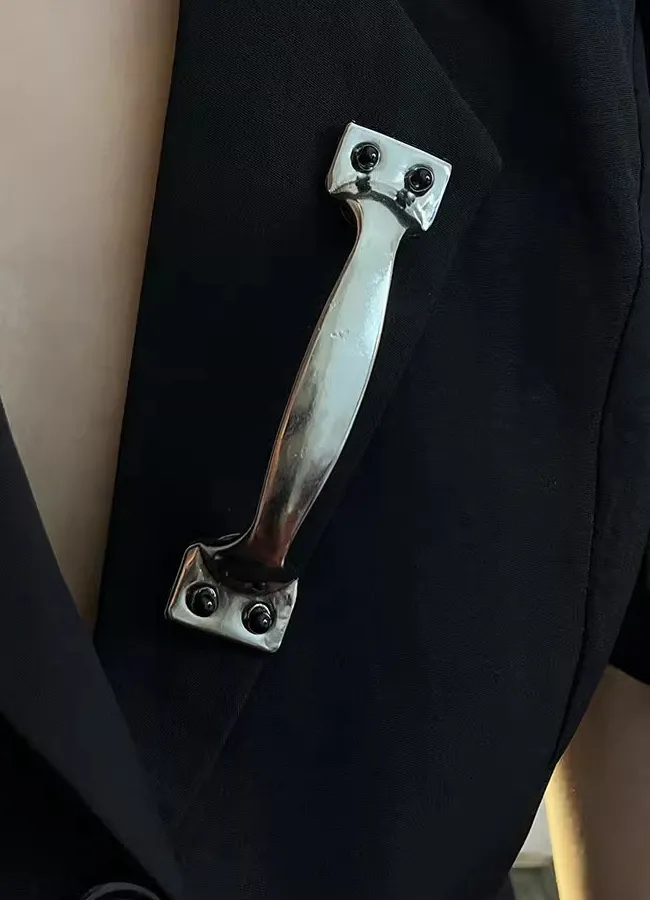 Authentic Chic Door Handle Broochs Lady Unique Creative Suit Corsage Jewelry Pin Accessory