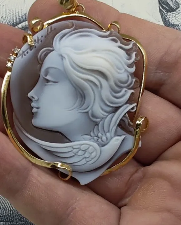 Authentic The Classical Muse Shell Cameo Golden Talisman