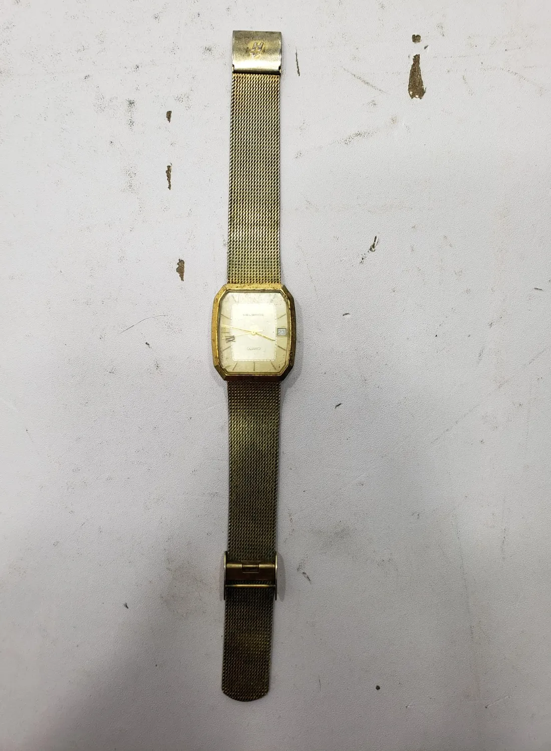 Authentic Quartz Guardian: Gold-Embraced Timekeeper of Serenity