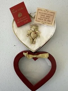 Authentic THE BEAR CLUB 24k Gold-Plated Pewter Teddy Bear Pin in Heart Shaped Box 1996