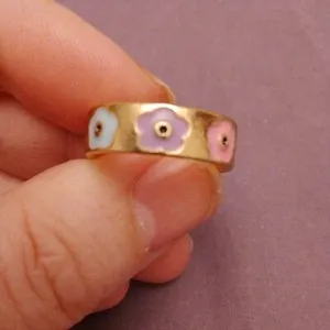 Authentic Gold Plated Promise Ring With Enamel Flowers In Different pastel colours Sz UKQ.