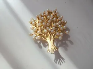 Authentic Vtg Pearls Gold Plated Christmas Tree Covered w Snow Different Pin Brooch