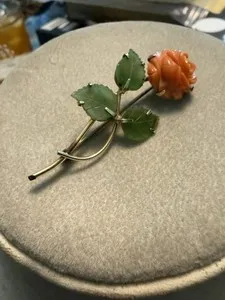 Authentic VTG 2” JADE & CORAL GOLD PLATED FLOWER PIN- COSTUME JEWELRY