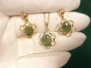 Authentic BEAUTIFUL VTG SET OF GOLD PLATED GREEN JADE/JADEITE EARRINGS/PENDANT/GF NECKLACE
