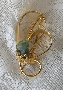 Authentic BEAUTIFUL VINTAGE GOLD PLATED BROOCH WITH GENUINE JADE SET