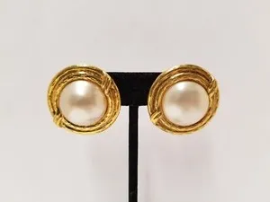 Authentic Chanel Vintage 1980s Classic Framed Faux Pearl Gold Plated Clip On Earrings