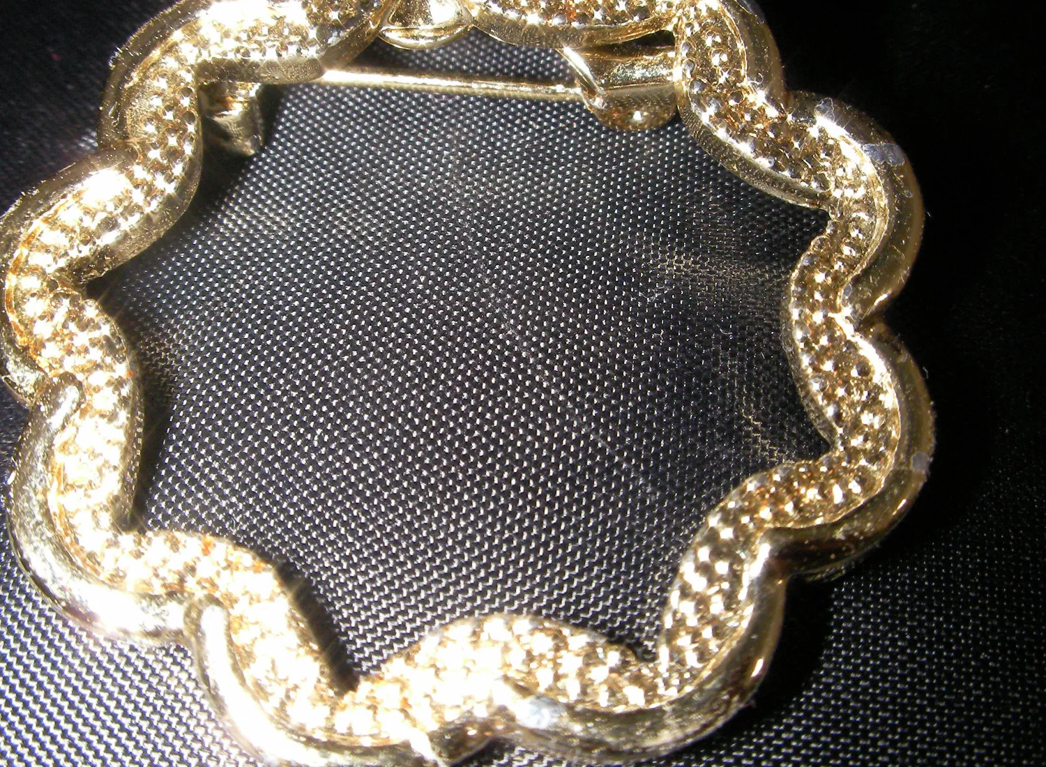 Authentic Vintage Pin Brooch Gold Plated Jewelry Circular Wreath framed Star stamped "RYS"