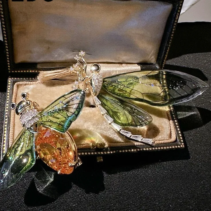 Authentic SKEDS Exquisite Acrylic Insect Brooch Green Bee Pin for Men and Women Accessory for Clothing Party Jewelry Corsage