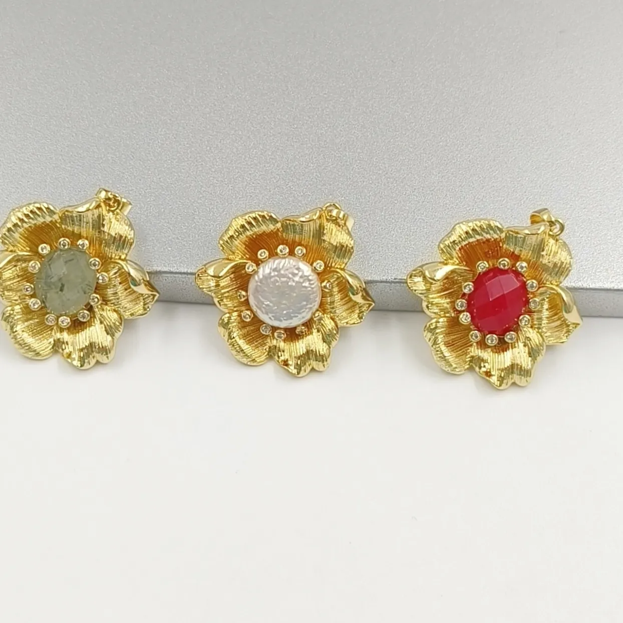 Authentic WT-P2049 Minority High-end Feel Gemstone Cubic Zircon Flower Shape Pendant With 18K Real Gold Plated For Friends ACC
