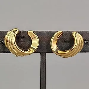 Authentic Vintage Daria Clip On Earrings Horseshoe Ribbed Gold Plated 2cm
