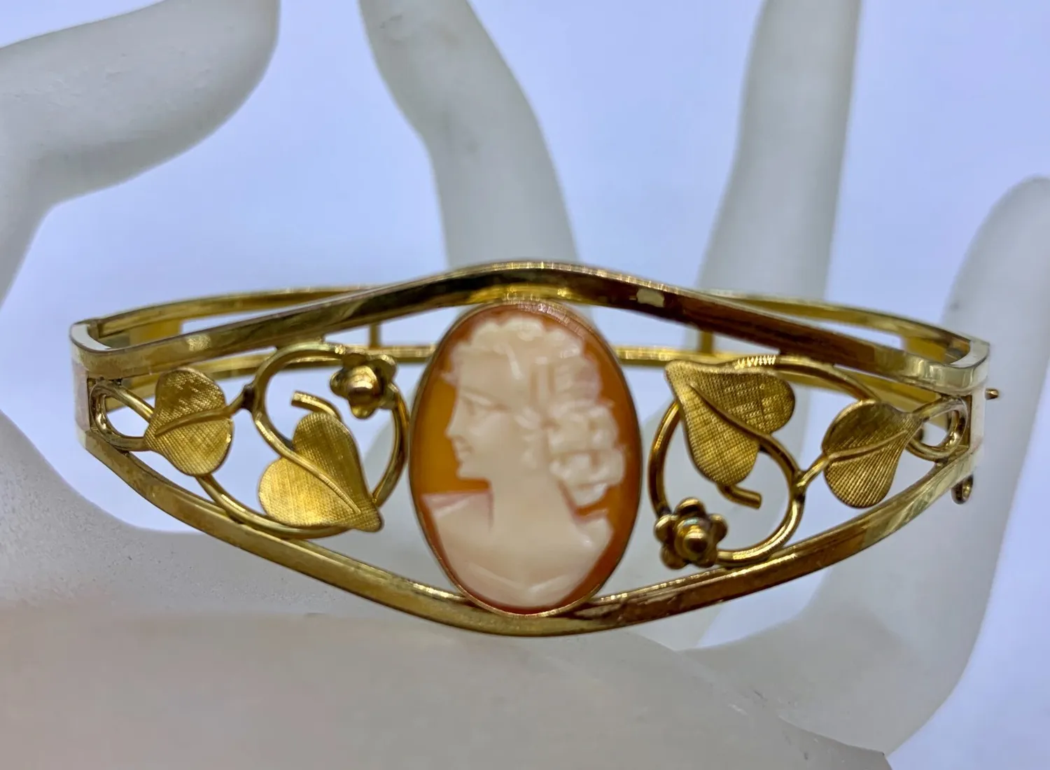 Authentic VINTAGE GOLD PLATED BRACELET CAMEO CARVED SHELL WOMAN PORTRAIT LEAF DECOR