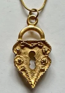 Authentic VINTAGE HEART LOCK ORNATE DECORATIVE PENDANT 1 1/2" NECKLACE 18" gold plated