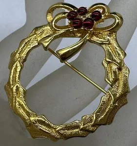 Authentic VINTAGE ESTATE BROOCH PIN GOLD PLATED MONET SIGNED CHRISTMAS WREATH GARNET GLASS