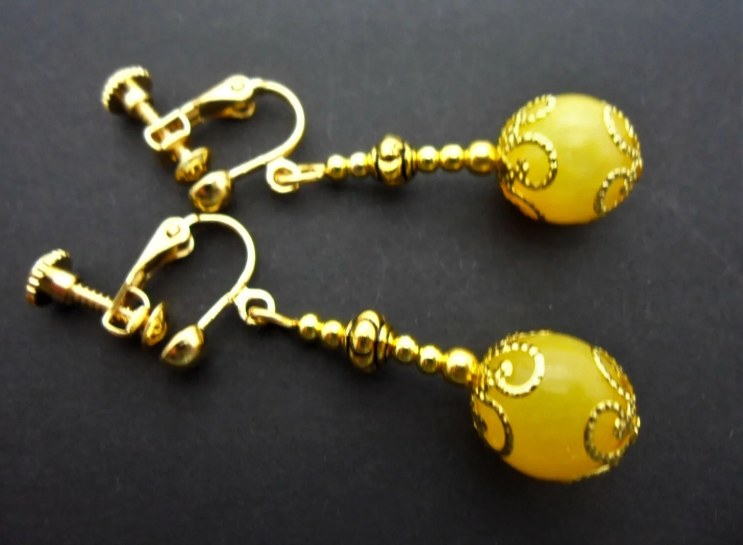 Authentic A PAIR OF YELLOW JADE GOLD PLATED DANGLY SCREW BACK CLIP ON EARRINGS. .