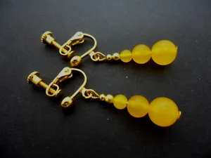 Authentic A PAIR OF YELLOW JADE GOLD PLATED DANGLY SCREW BACK CLIP ON EARRINGS. .