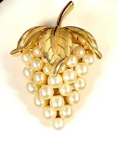 Authentic Crown Trifari Gold Plated Finish Gleaming Faux Pearl Bunch Of Grapes Brooch