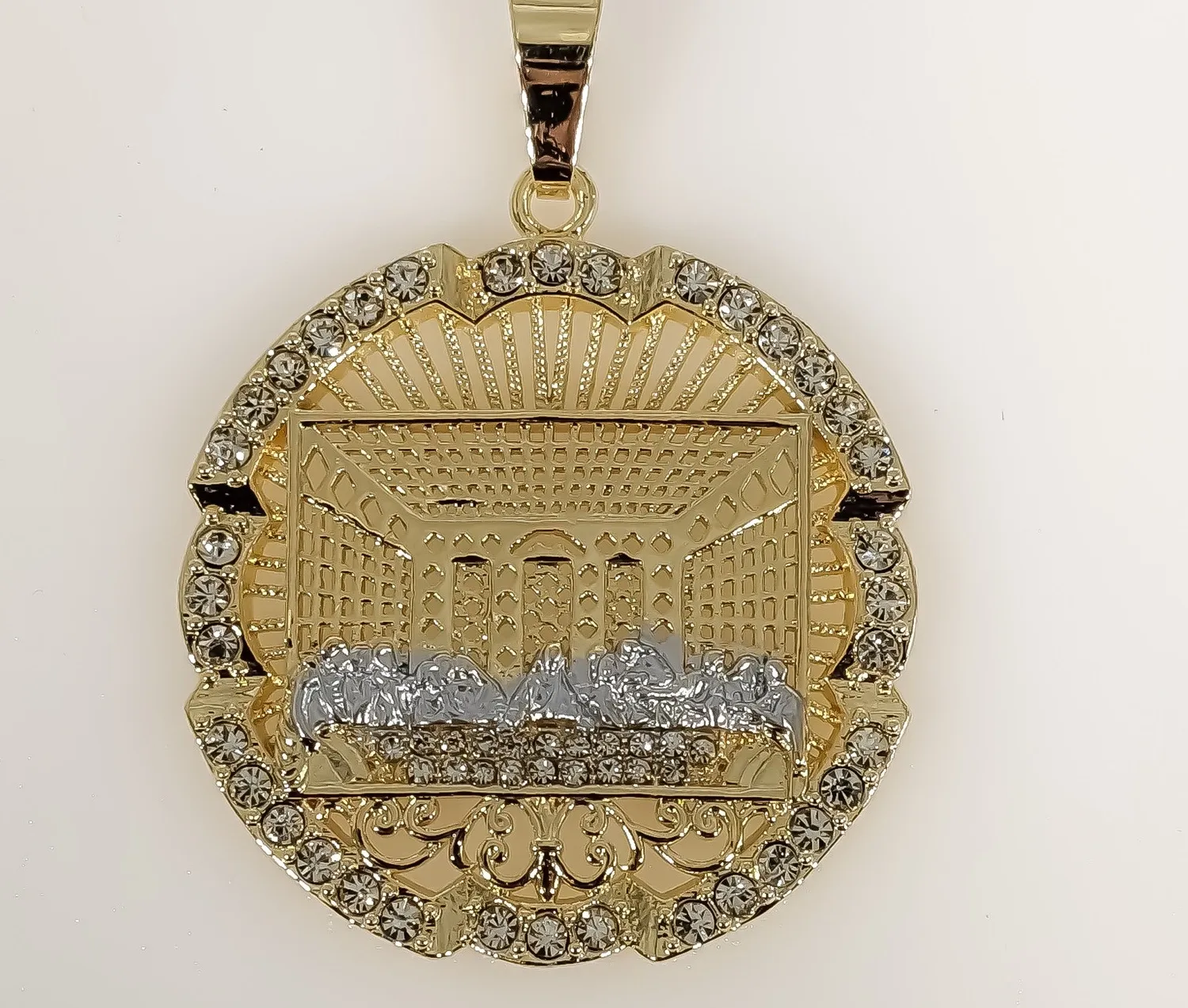 Authentic Eucharistic Communion: La Ultima Cena's Golden Blessing