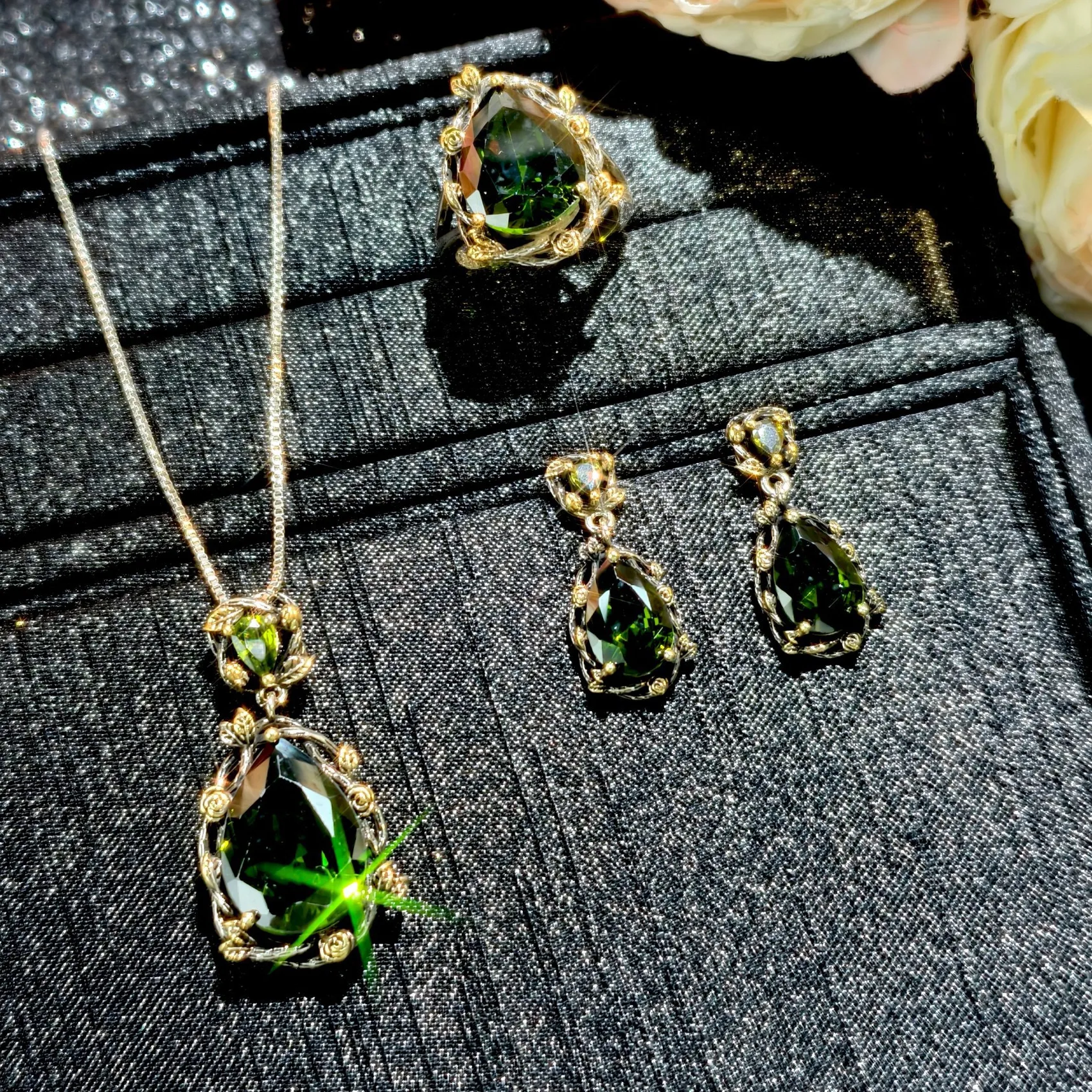 Authentic Retro Court Style Color Gemstone Set Dual Tone Olive Green Diamond Pendant Waterdrop Pear Shape Necklace Open Ring Women