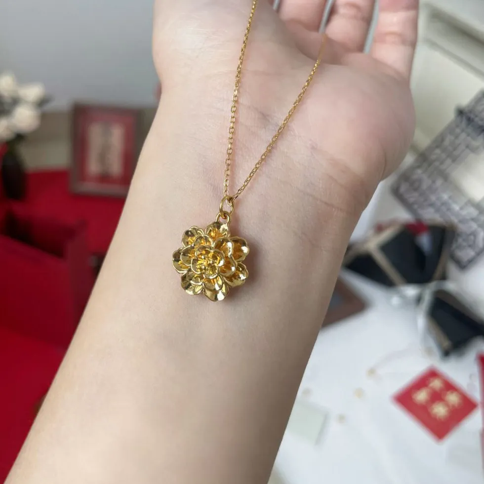 Authentic Vintage Light Luxury Glossy Peony Flower Necklace for Women's Fashion Simplicity and Luxury Pendant Wedding Jewelry Gifts