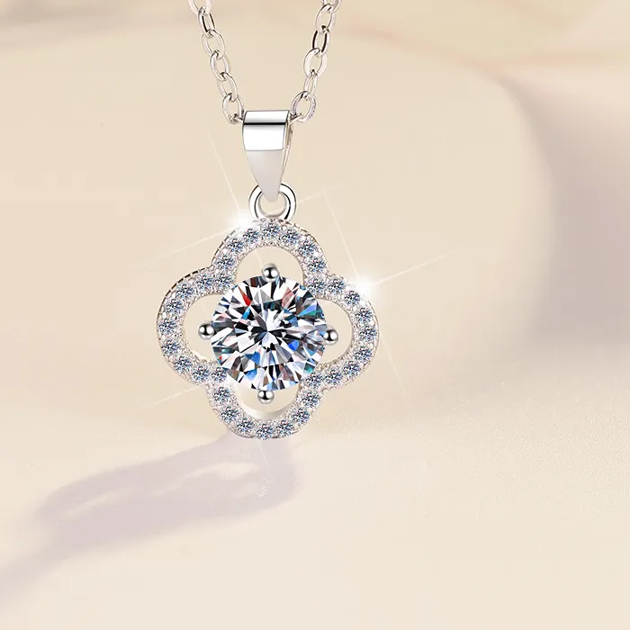 Authentic S925 sterling silver four-leaf clover 1ct moissanite pendant necklace women's collarbone chain light luxury exquisite jewelry