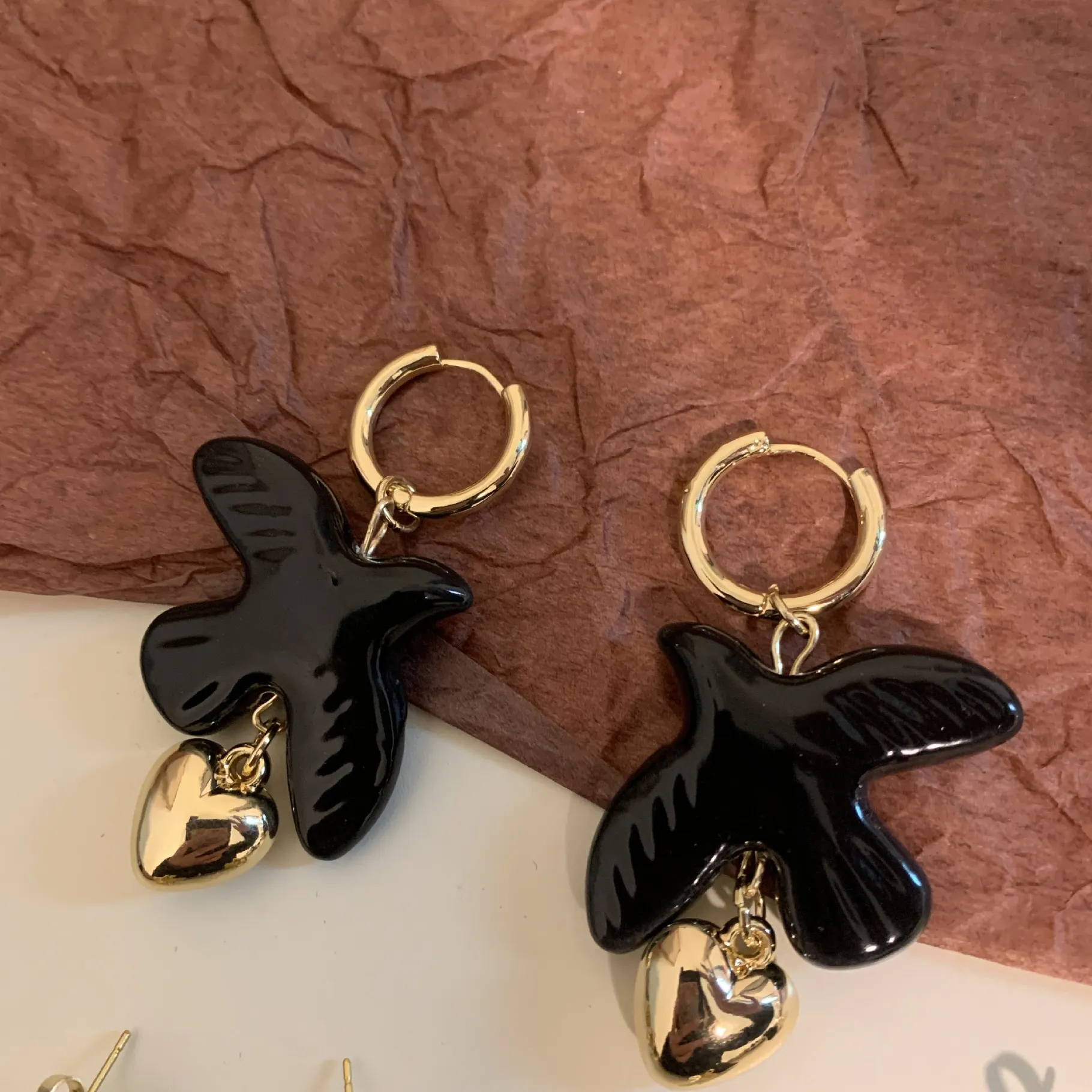 Authentic HUANQI Simple Sweet Cool Wind Drop Glazed Black Bird Dove Shaped Love Eardrops Earrings for Women Girls Date Party Metal Jewelry