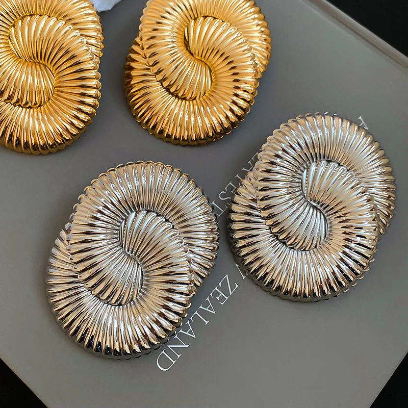 Authentic Trendy Metal Twisted Ripple Geometric Stud Earrings for Women New Simple Classic Design Big Earrings Jewelry Party Accessories