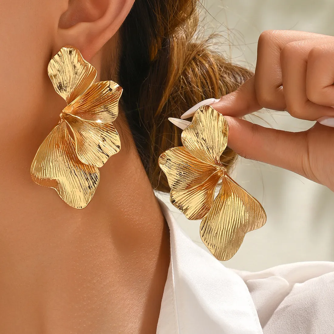 Authentic Exaggerated Imitation Metal Petal Stud Earrings Irregular Ginkgo Leaf Flower Earrings Women Jewelry