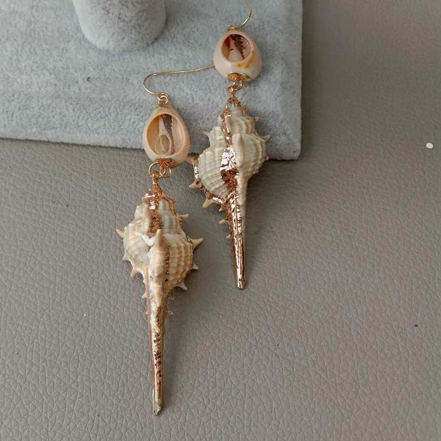 Authentic Coastal Resonance: Gilded Cowrie Shell Talismans of the Deep