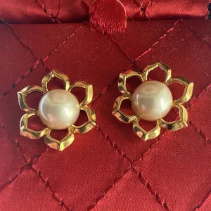 Authentic Trifari Signed Flower Stud Earrings Gold Plated Faux Pearl
