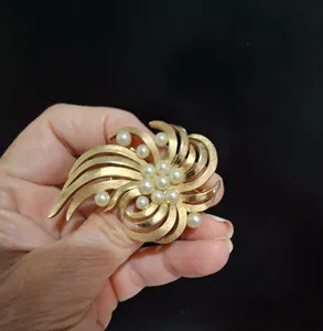 Authentic VINTAGE CROWN TRIFARI GOLD PLATED FAUX PEARL BROOCH 1960'S