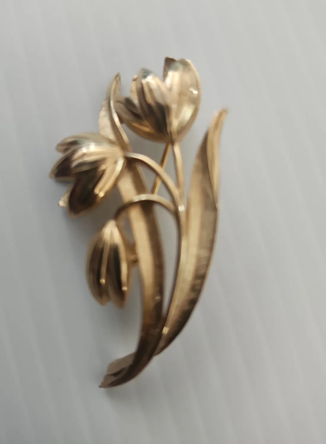 Authentic Vintage crown Trifari Brushed Gold Plated Wispy Buttercup Tulip Brooch 2"