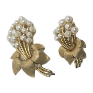 Authentic Vintage 1950s Crown Trifari Gold Plated White Faux Pearl Flower Bouquet Brooch