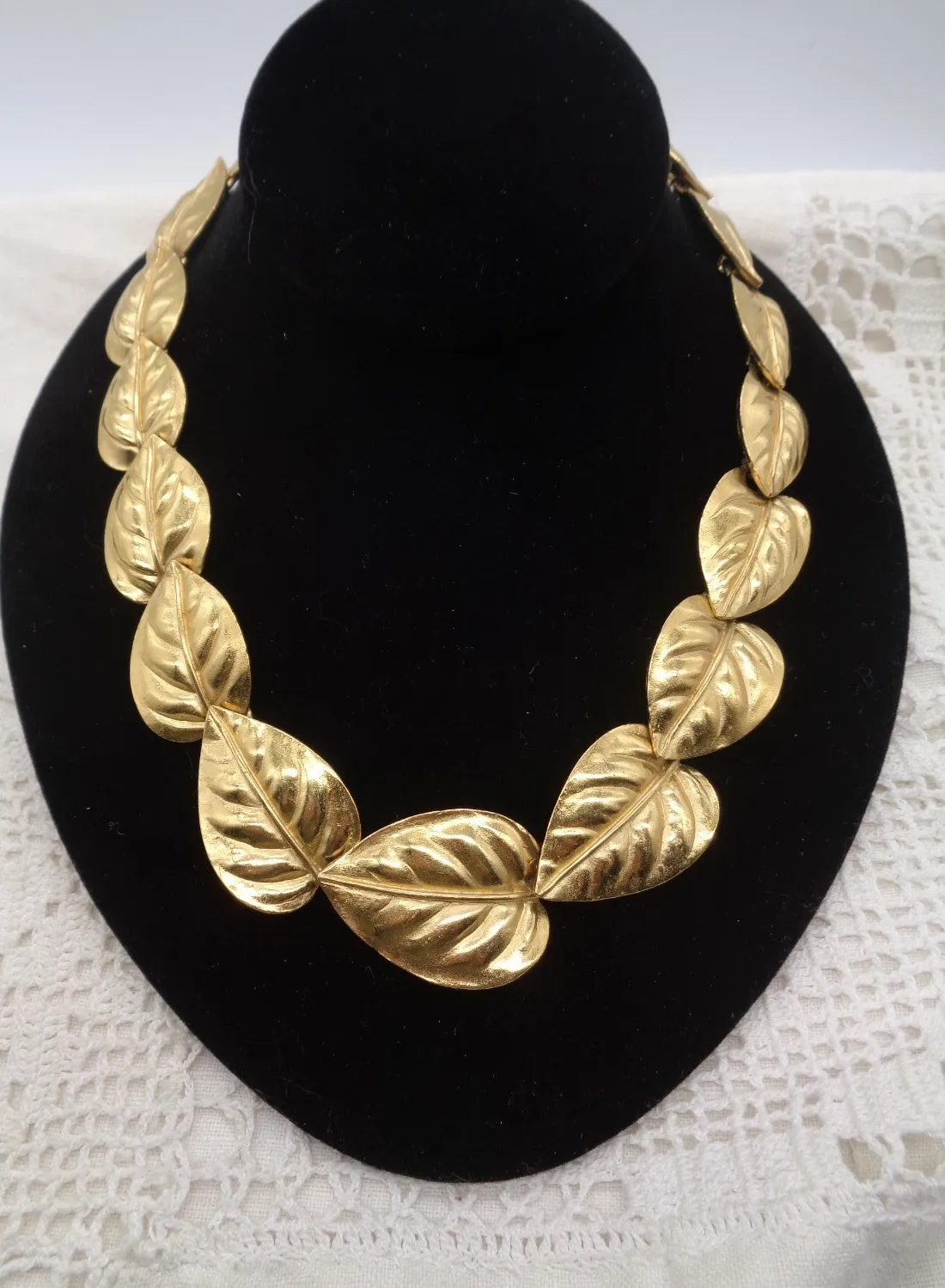 Authentic Vintage TRIFARI TM Gold Plated LEAF Choker NECKLACE