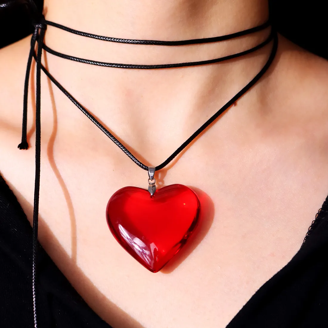 Authentic HUANZHI Red Glass Heart Pendant Necklace Personalized Collarbone Chain Fashion Y2K Punk Jewelry for Women