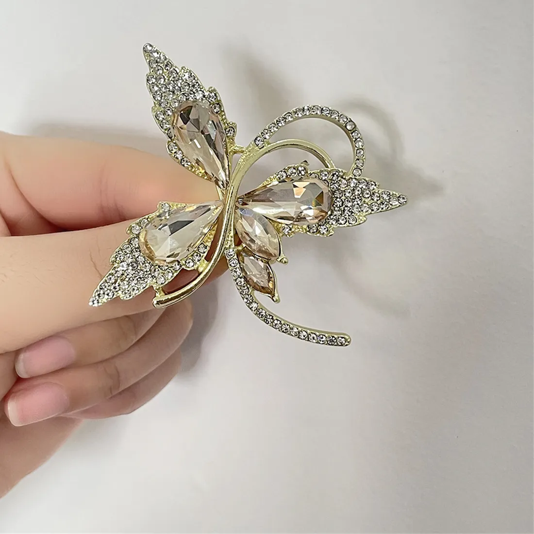 Authentic 1Pc Exquisite Trendy Butterfly Brooch Charm Elegant Pin Magnificent Luxury Jewelry Accessories Party Birthday Celebration