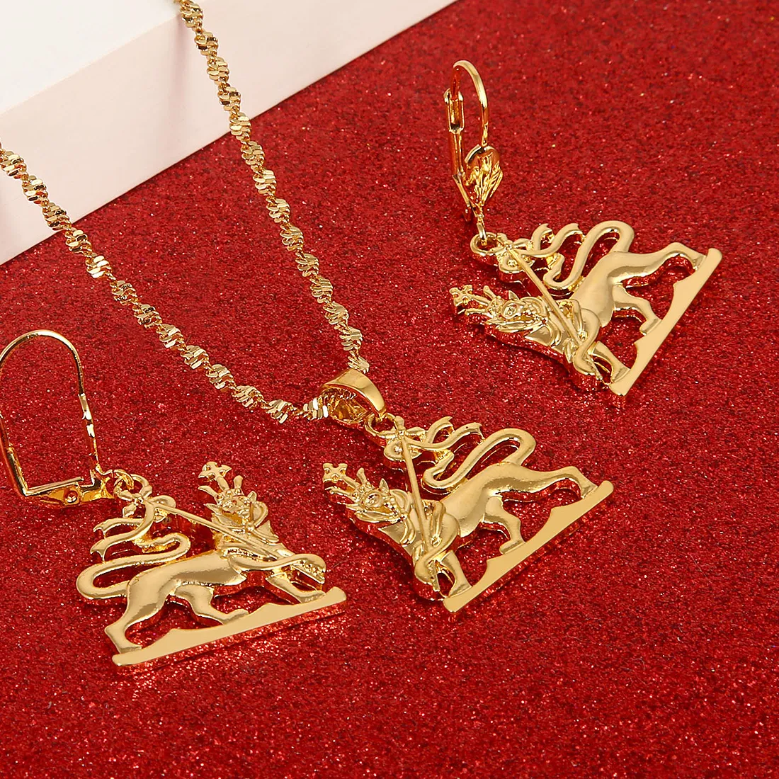 Authentic Fashionable Lion Pattern Jewelry Set: Gold necklace and earrings with magnificent lion pendant, perfect for parties and special