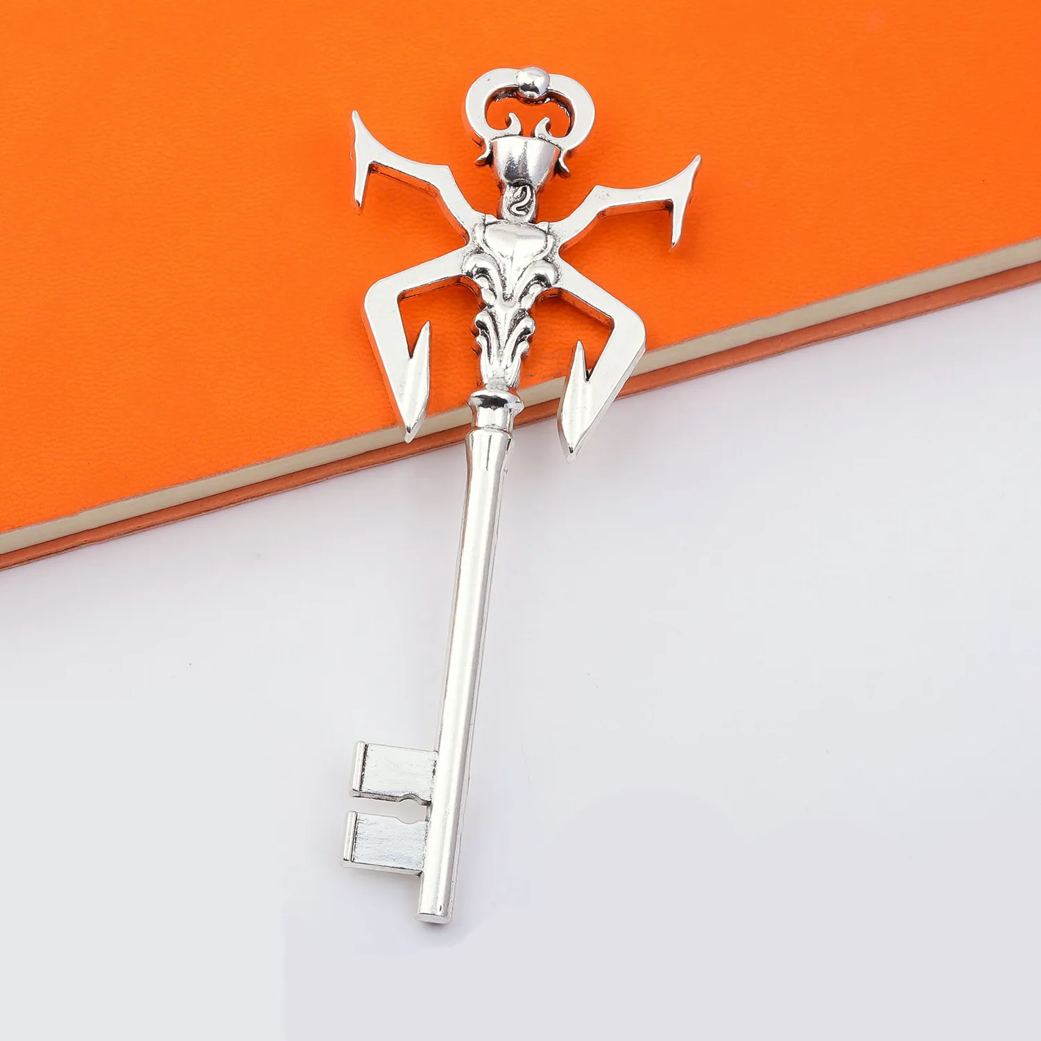 Authentic Game Resident Evil Big irregular Key Pendant Retro Soldier Armor Cthulhu Octopus Keychain Cosplay Fan Men Women Jewelry