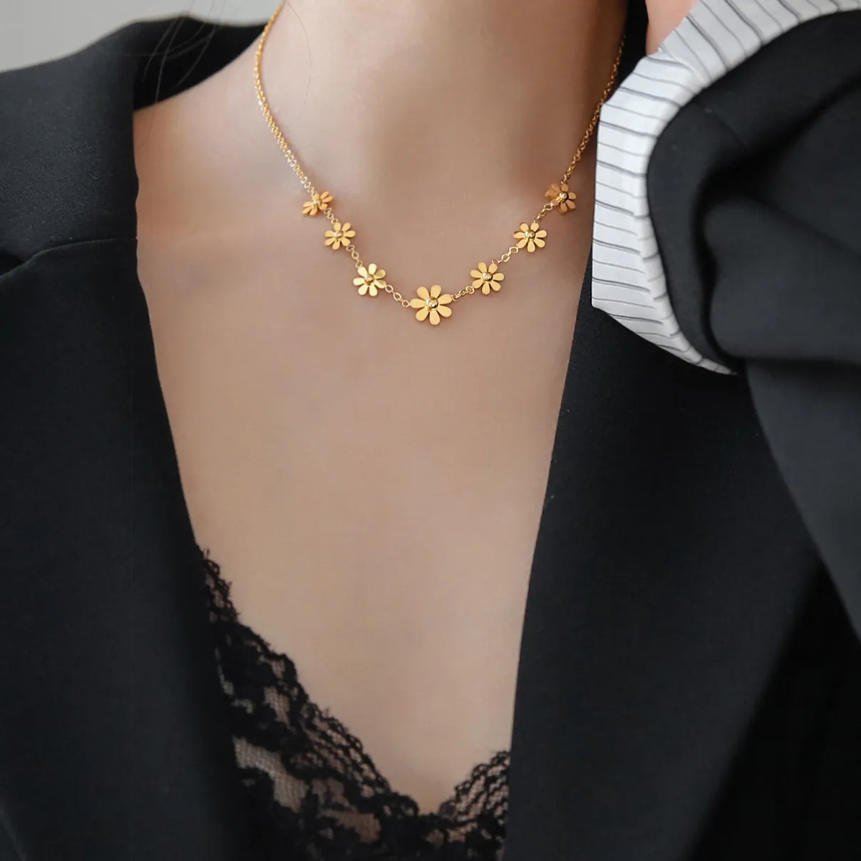 Authentic 316L Stainless Steel Sweet Seven Little Daisy Pendant Necklaces Clavicle Chain For Women Fashion Fine Jewelry Party Gifts